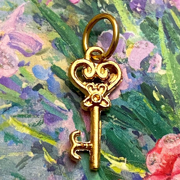 5/$10❤️❤️❤️NEW Rose Gold Tone Alloy KEY Charm - Picture 1 of 2